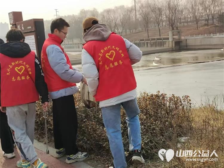 文水县爱心帮扶志愿者协会组织放假大学生开展“保护文峪河”爱心活动连日来天天清理文峪河河道垃圾 - 第13张 - 山西公益人 文水县爱心帮扶志愿者协会组织放假大学生开展“保护文峪河”爱心活动连日来天天清理文峪河河道垃圾 - 第13张