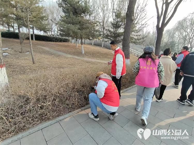 文水县爱心帮扶志愿者协会组织放假大学生开展“保护文峪河”爱心活动连日来天天清理文峪河河道垃圾 - 第14张 - 山西公益人 文水县爱心帮扶志愿者协会组织放假大学生开展“保护文峪河”爱心活动连日来天天清理文峪河河道垃圾 - 第14张