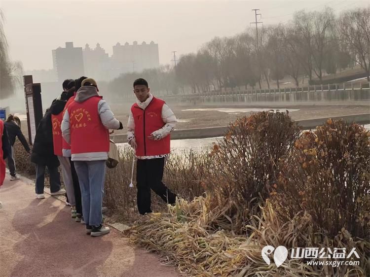 文水县爱心帮扶志愿者协会组织放假大学生开展“保护文峪河”爱心活动连日来天天清理文峪河河道垃圾 - 第15张 - 山西公益人 文水县爱心帮扶志愿者协会组织放假大学生开展“保护文峪河”爱心活动连日来天天清理文峪河河道垃圾 - 第15张