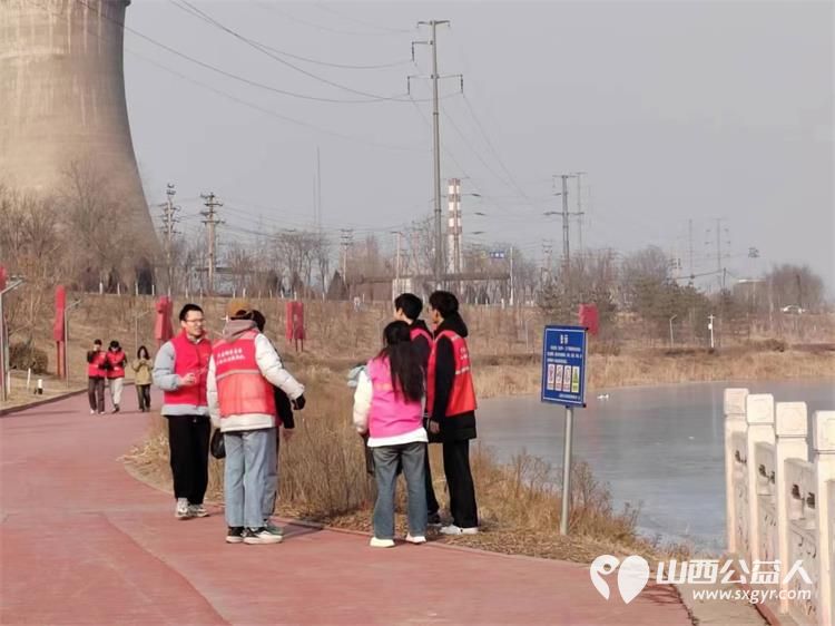 文水县爱心帮扶志愿者协会组织放假大学生开展“保护文峪河”爱心活动连日来天天清理文峪河河道垃圾 - 第11张 - 山西公益人 文水县爱心帮扶志愿者协会组织放假大学生开展“保护文峪河”爱心活动连日来天天清理文峪河河道垃圾 - 第11张