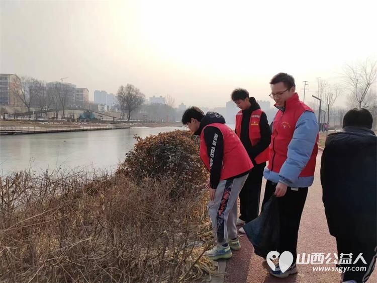 文水县爱心帮扶志愿者协会组织放假大学生开展“保护文峪河”爱心活动连日来天天清理文峪河河道垃圾 - 第7张 - 山西公益人 文水县爱心帮扶志愿者协会组织放假大学生开展“保护文峪河”爱心活动连日来天天清理文峪河河道垃圾 - 第7张