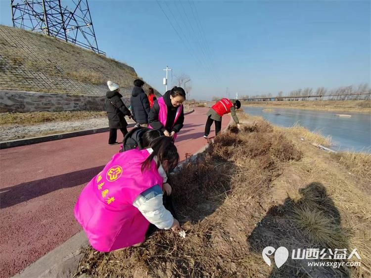 文水县爱心帮扶志愿者协会组织放假大学生开展“保护文峪河”爱心活动连日来天天清理文峪河河道垃圾 - 第8张 - 山西公益人 文水县爱心帮扶志愿者协会组织放假大学生开展“保护文峪河”爱心活动连日来天天清理文峪河河道垃圾 - 第8张
