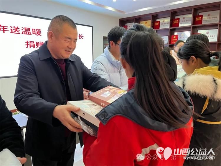 运城市民盟盐湖区委会来到盐湖区第一时间志愿者协会为困境儿童捐赠新年衣物总价值一万元 - 第3张 - 山西公益人 运城市民盟盐湖区委会来到盐湖区第一时间志愿者协会为困境儿童捐赠新年衣物总价值一万元 - 第3张