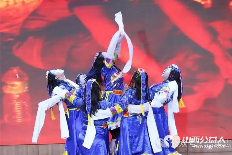 吕梁市离石区青年志愿者协会举办的“与爱同行15载 同心筑梦再出发”2023年会盛典暨优秀志愿者表彰大会在吕梁市图书馆隆重举行 - 第13张 - 山西公益人 吕梁市离石区青年志愿者协会举办的“与爱同行15载 同心筑梦再出发”2023年会盛典暨优秀志愿者表彰大会在吕梁市图书馆隆重举行 - 第13张