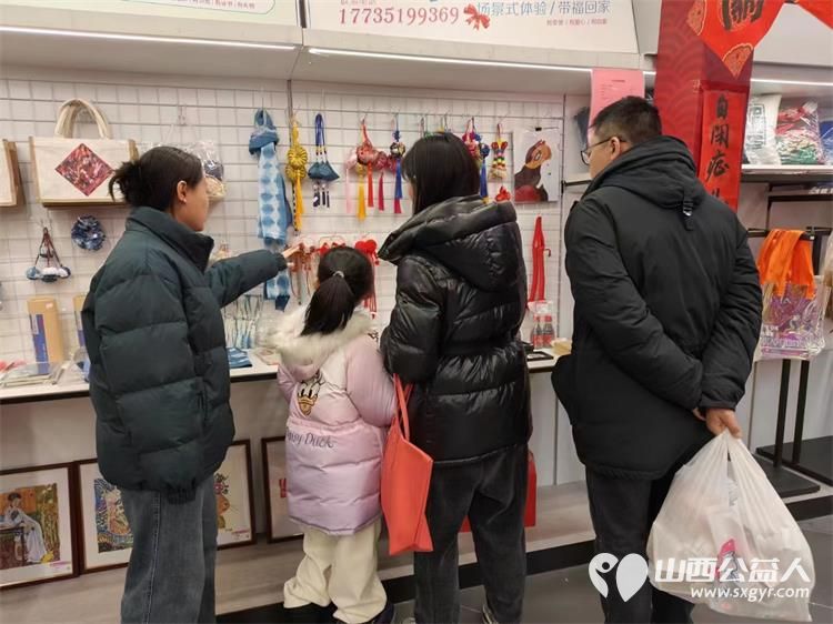 太原市安健儿北美N1公益文创摊位志愿者家庭与心青年融合售卖创好收益 - 第2张 - 山西公益人 太原市安健儿北美N1公益文创摊位志愿者家庭与心青年融合售卖创好收益 - 第2张