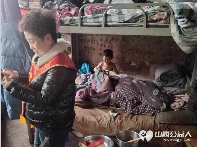 太原市学雷锋总队武利军带领志愿者去清徐县看望生活困难家庭送上生活必需用品 - 第5张 - 山西公益人 太原市学雷锋总队武利军带领志愿者去清徐县看望生活困难家庭送上生活必需用品 - 第5张