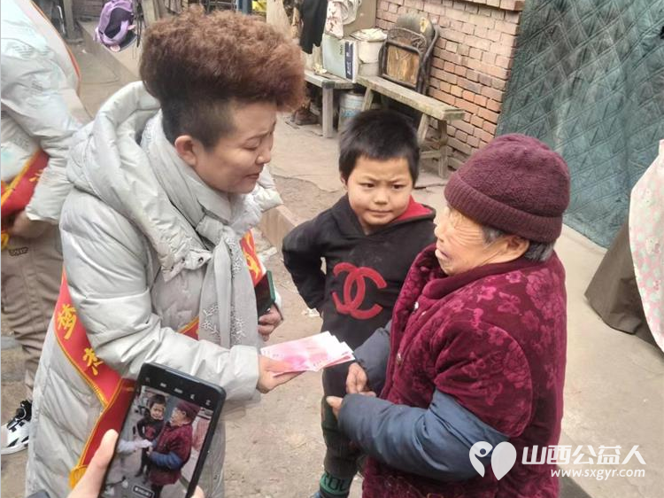 太原市学雷锋总队武利军带领志愿者去清徐县看望生活困难家庭送上生活必需用品 - 第2张 - 山西公益人 太原市学雷锋总队武利军带领志愿者去清徐县看望生活困难家庭送上生活必需用品 - 第2张