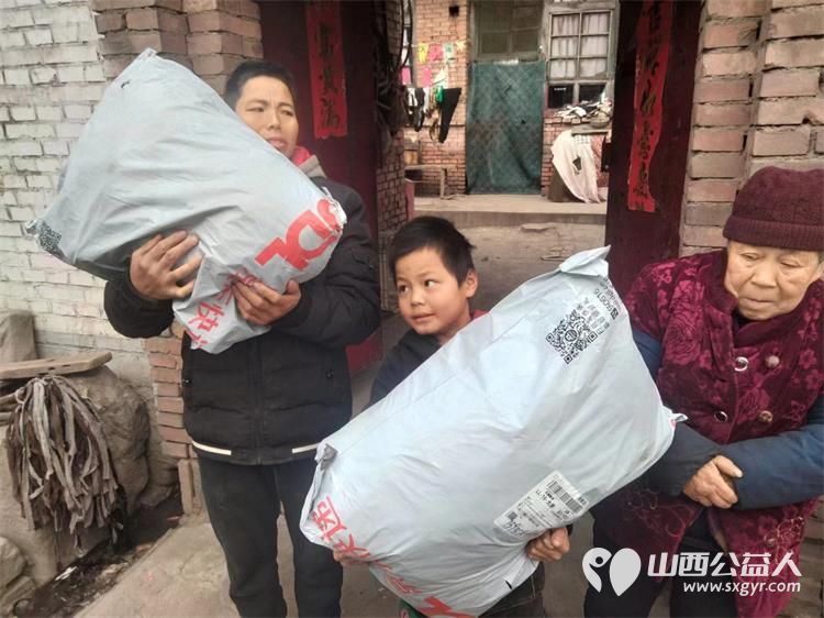 太原市学雷锋总队武利军带领志愿者去清徐县看望生活困难家庭送上生活必需用品 - 第7张 - 山西公益人 太原市学雷锋总队武利军带领志愿者去清徐县看望生活困难家庭送上生活必需用品 - 第7张