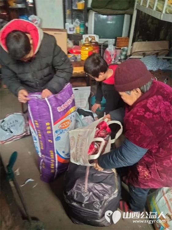 太原市学雷锋总队武利军带领志愿者去清徐县看望生活困难家庭送上生活必需用品 - 第15张 - 山西公益人 太原市学雷锋总队武利军带领志愿者去清徐县看望生活困难家庭送上生活必需用品 - 第15张