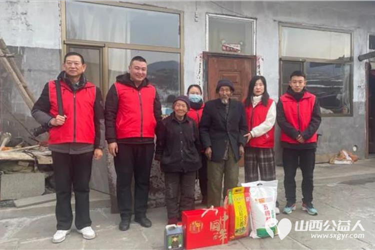 兴县同城爱心公益协会开展冬日暖阳活动来到兴县奥家湾乡安乐沟村李丑小家中慰问送去春节的祝福和慰问品 - 第1张
