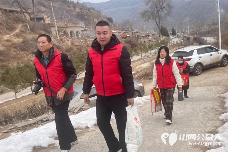 兴县同城爱心公益协会开展冬日暖阳活动来到兴县奥家湾乡安乐沟村李丑小家中慰问送去春节的祝福和慰问品 - 第4张