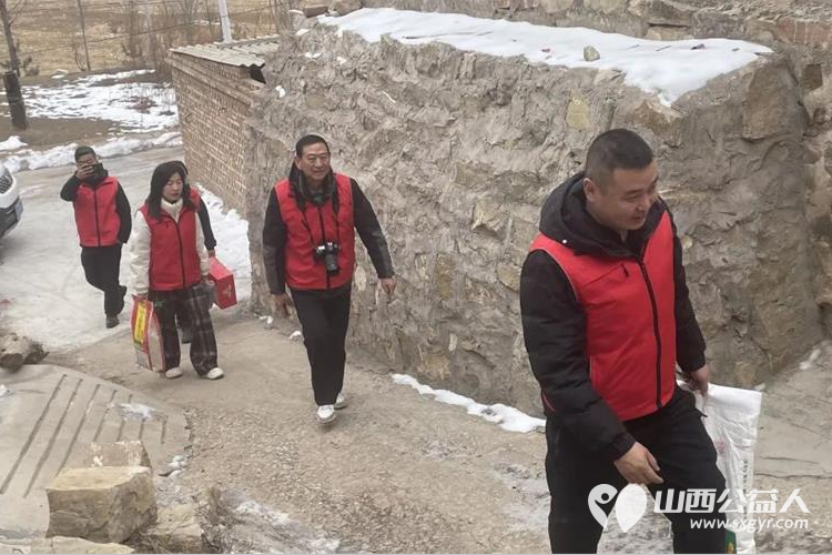 兴县同城爱心公益协会持续开展冬日暖阳慰问活动走进奥家湾乡2户困难家庭给她们送去大米白面黄油等生活用品 - 第2张 - 山西公益人 兴县同城爱心公益协会持续开展冬日暖阳慰问活动走进奥家湾乡2户困难家庭给她们送去大米白面黄油等生活用品 - 第2张