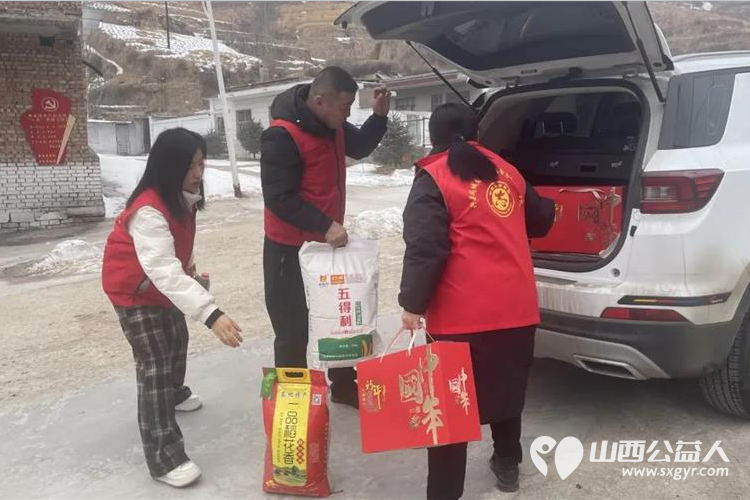 兴县同城爱心公益协会持续开展冬日暖阳慰问活动走进奥家湾乡2户困难家庭给她们送去大米白面黄油等生活用品 - 第3张 - 山西公益人 兴县同城爱心公益协会持续开展冬日暖阳慰问活动走进奥家湾乡2户困难家庭给她们送去大米白面黄油等生活用品 - 第3张