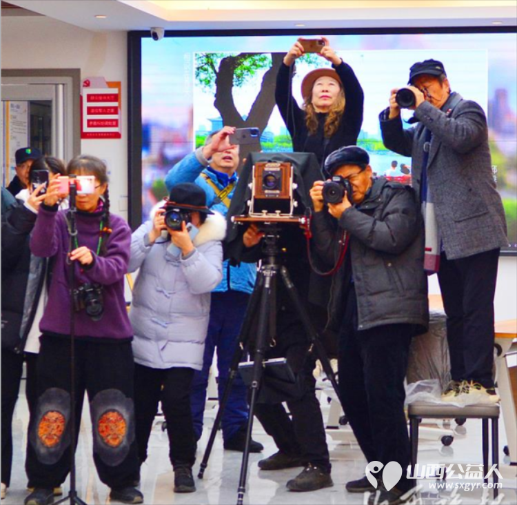 小年到摄影家送福进社区 太原市杏花岭区摄影家协会 巨轮街道举办的摄影文化走基层活动走进杏花岭区巨轮街办中车社区 - 第4张