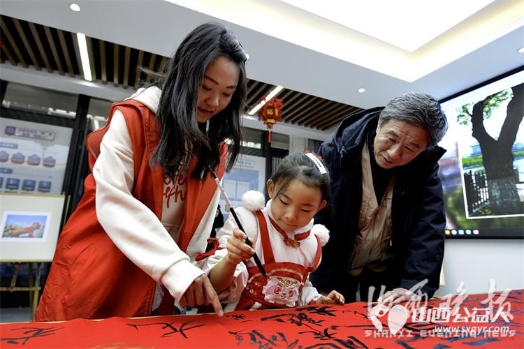 小年到摄影家送福进社区 太原市杏花岭区摄影家协会 巨轮街道举办的摄影文化走基层活动走进杏花岭区巨轮街办中车社区 - 第3张