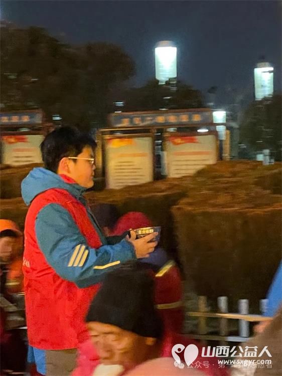 运城市实验中学563班志愿者来到南风广场参与到爱心早餐发放活动 雪中送温暖,关爱环卫工 - 第8张 - 山西公益人 运城市实验中学563班志愿者来到南风广场参与到爱心早餐发放活动 雪中送温暖,关爱环卫工 - 第8张