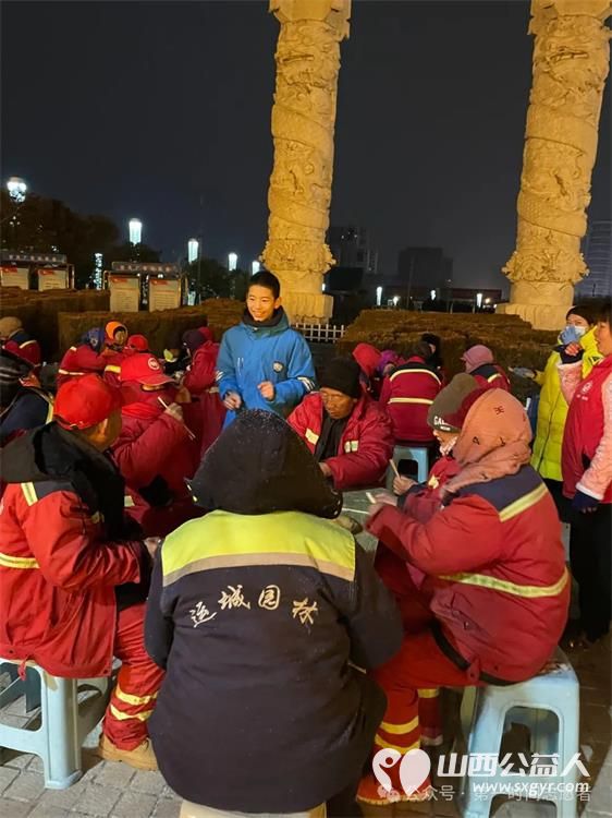 运城市实验中学563班志愿者来到南风广场参与到爱心早餐发放活动 雪中送温暖,关爱环卫工 - 第9张 - 山西公益人 运城市实验中学563班志愿者来到南风广场参与到爱心早餐发放活动 雪中送温暖,关爱环卫工 - 第9张