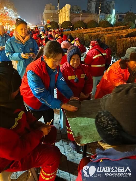 运城市实验中学563班志愿者来到南风广场参与到爱心早餐发放活动 雪中送温暖,关爱环卫工 - 第6张 - 山西公益人 运城市实验中学563班志愿者来到南风广场参与到爱心早餐发放活动 雪中送温暖,关爱环卫工 - 第6张