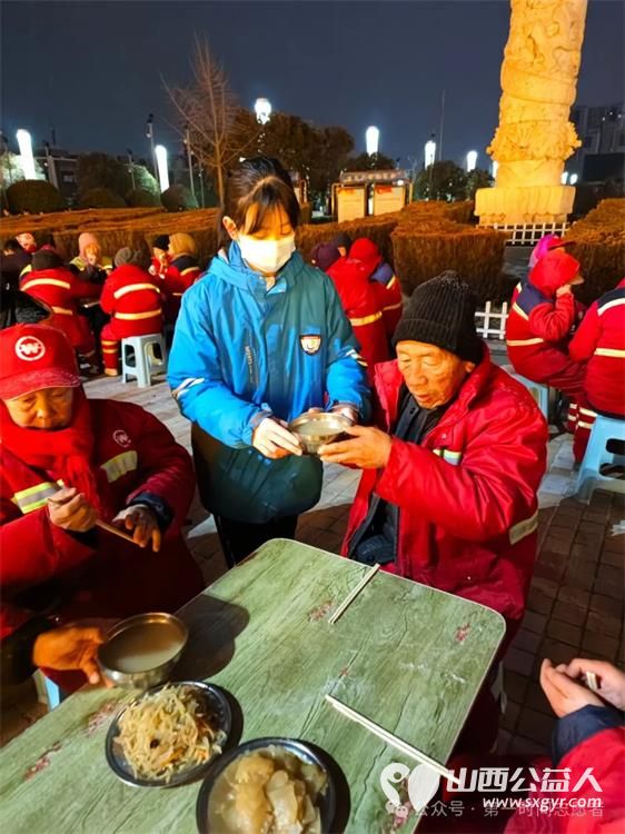 运城市实验中学563班志愿者来到南风广场参与到爱心早餐发放活动 雪中送温暖,关爱环卫工 - 第7张 - 山西公益人 运城市实验中学563班志愿者来到南风广场参与到爱心早餐发放活动 雪中送温暖,关爱环卫工 - 第7张