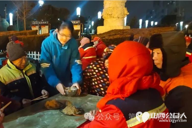 运城市实验中学563班志愿者来到南风广场参与到爱心早餐发放活动 雪中送温暖,关爱环卫工 - 第3张 - 山西公益人 运城市实验中学563班志愿者来到南风广场参与到爱心早餐发放活动 雪中送温暖,关爱环卫工 - 第3张
