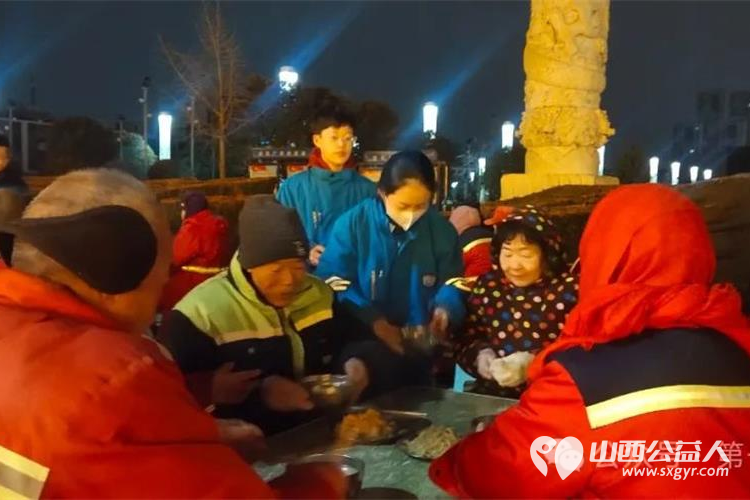 运城市实验中学563班志愿者来到南风广场参与到爱心早餐发放活动 雪中送温暖,关爱环卫工 - 第5张 - 山西公益人 运城市实验中学563班志愿者来到南风广场参与到爱心早餐发放活动 雪中送温暖,关爱环卫工 - 第5张