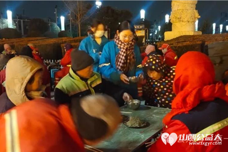运城市实验中学563班志愿者来到南风广场参与到爱心早餐发放活动 雪中送温暖,关爱环卫工 - 第2张 - 山西公益人 运城市实验中学563班志愿者来到南风广场参与到爱心早餐发放活动 雪中送温暖,关爱环卫工 - 第2张