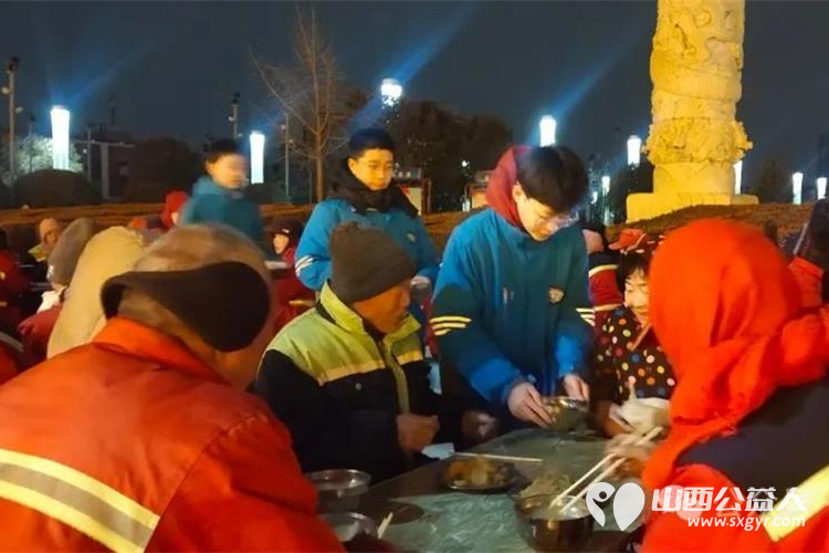 运城市实验中学563班志愿者来到南风广场参与到爱心早餐发放活动 雪中送温暖,关爱环卫工 - 第4张 - 山西公益人 运城市实验中学563班志愿者来到南风广场参与到爱心早餐发放活动 雪中送温暖,关爱环卫工 - 第4张