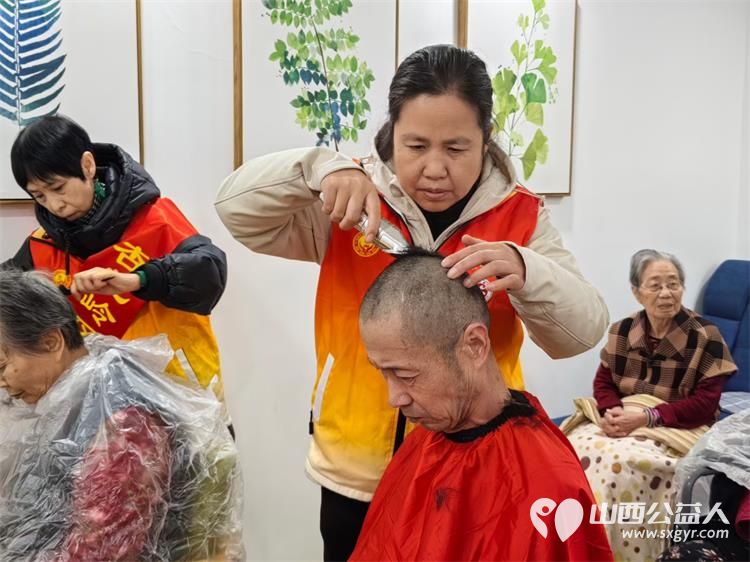 春节前夕太原市烛光志愿服务中心组织志愿者们走进晋源区和熹敬老院给老人们义务理发 - 第7张 - 山西公益人 春节前夕太原市烛光志愿服务中心组织志愿者们走进晋源区和熹敬老院给老人们义务理发 - 第7张