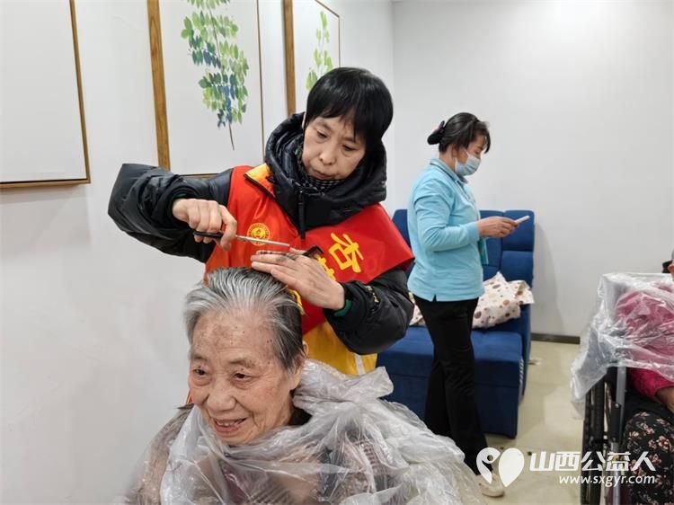 春节前夕太原市烛光志愿服务中心组织志愿者们走进晋源区和熹敬老院给老人们义务理发 - 第9张 - 山西公益人 春节前夕太原市烛光志愿服务中心组织志愿者们走进晋源区和熹敬老院给老人们义务理发 - 第9张