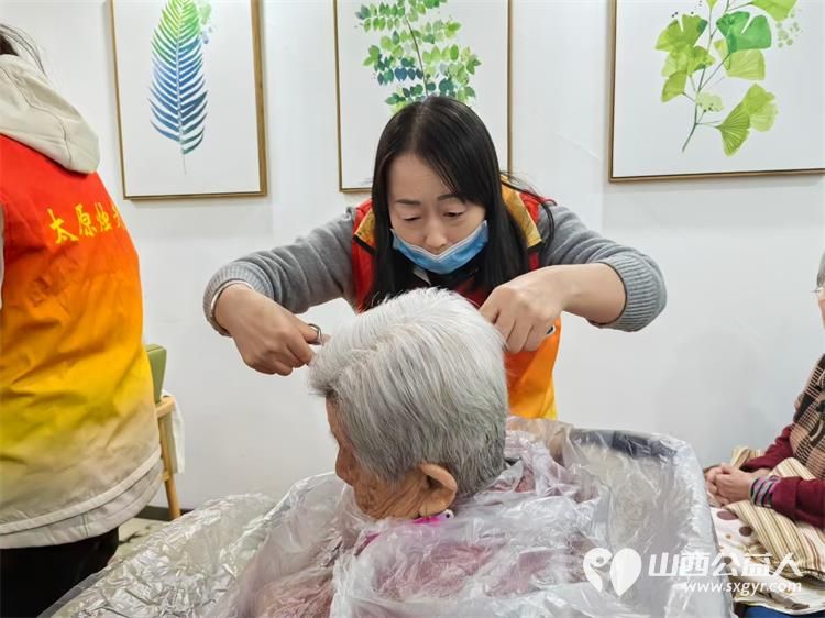 春节前夕太原市烛光志愿服务中心组织志愿者们走进晋源区和熹敬老院给老人们义务理发 - 第8张 - 山西公益人 春节前夕太原市烛光志愿服务中心组织志愿者们走进晋源区和熹敬老院给老人们义务理发 - 第8张