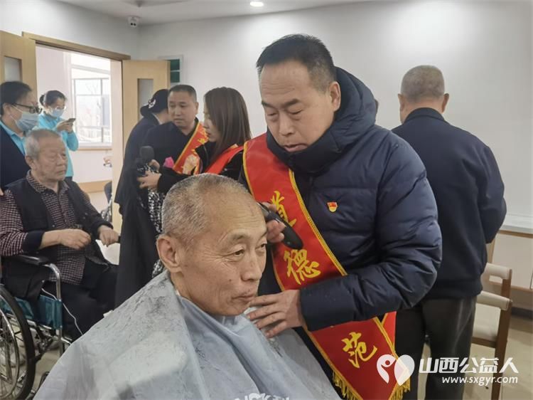 春节前夕太原市烛光志愿服务中心组织志愿者们走进晋源区和熹敬老院给老人们义务理发 - 第3张 - 山西公益人 春节前夕太原市烛光志愿服务中心组织志愿者们走进晋源区和熹敬老院给老人们义务理发 - 第3张