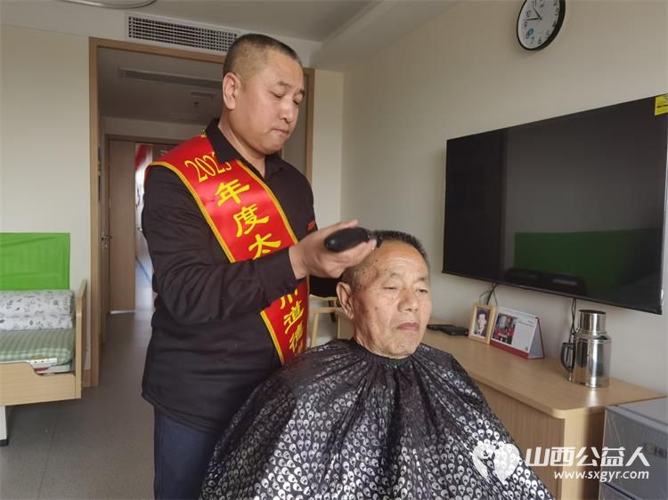 春节前夕太原市烛光志愿服务中心组织志愿者们走进晋源区和熹敬老院给老人们义务理发 - 第2张 - 山西公益人 春节前夕太原市烛光志愿服务中心组织志愿者们走进晋源区和熹敬老院给老人们义务理发 - 第2张