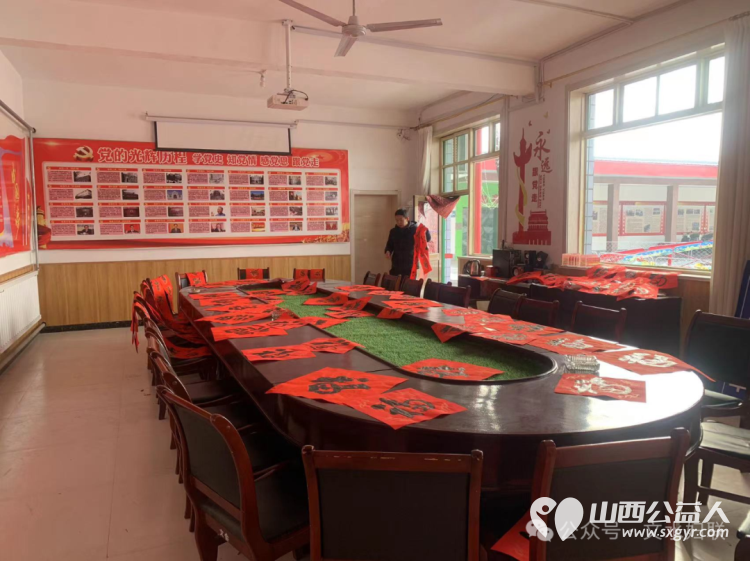 巾帼暖人心关爱送福行 文水县妇联在东庄村开展写春联活动将对联福字送给村民 - 第5张