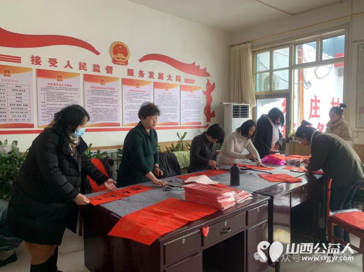 巾帼暖人心关爱送福行 文水县妇联在东庄村开展写春联活动将对联福字送给村民 - 第4张