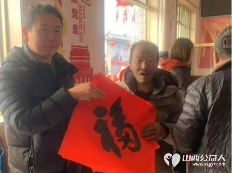 巾帼暖人心关爱送福行 文水县妇联在东庄村开展写春联活动将对联福字送给村民 - 第6张