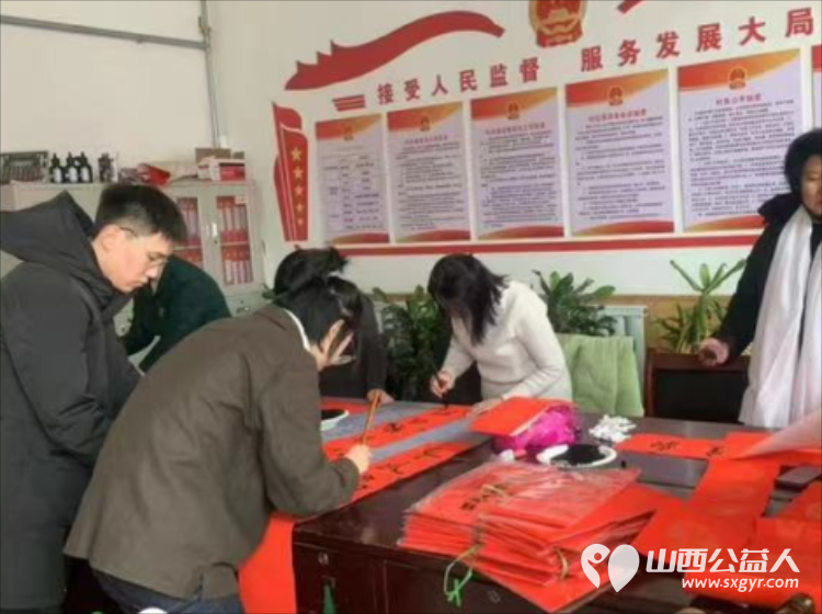 巾帼暖人心关爱送福行 文水县妇联在东庄村开展写春联活动将对联福字送给村民 - 第3张