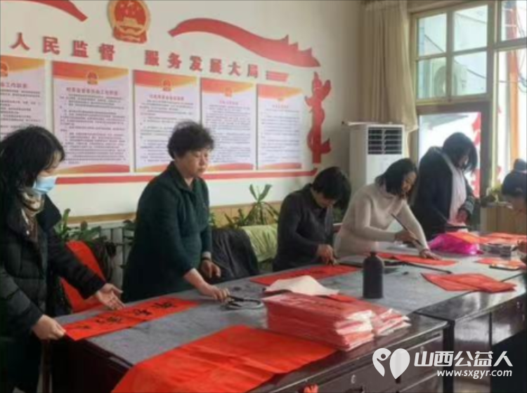 巾帼暖人心关爱送福行 文水县妇联在东庄村开展写春联活动将对联福字送给村民 - 第2张