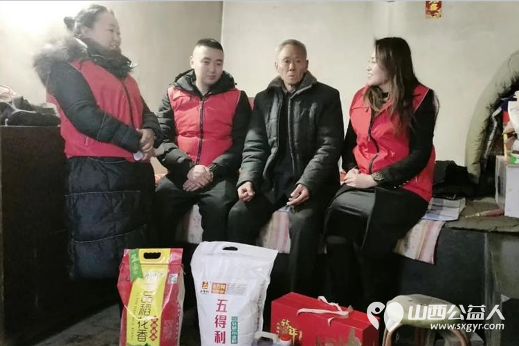 兴县同城爱心公益协会持续开展冬日暖阳慰问活动来到魏家滩镇高家崖村水油塔村慰问贫困户给他们送去大米白面黄油 - 第3张