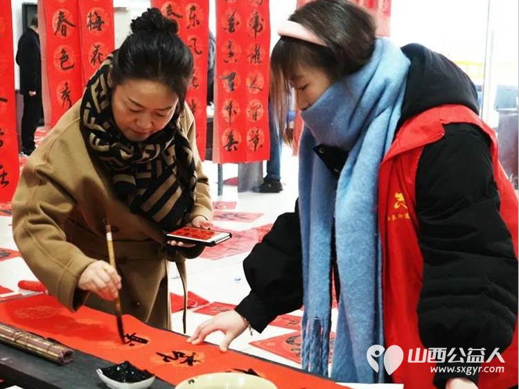 介休老年书画研究会与汾西矿业书法家协会共同在福馨园社区写春联·送万福 - 第4张