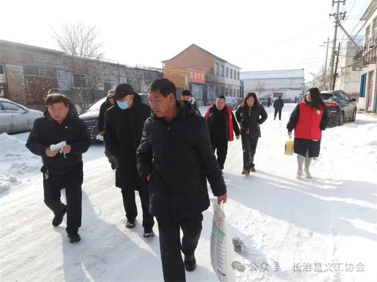 走访慰问送温暖浓浓关怀显真情 长治市上党区义工协会开展春节前走访慰问困难老人活动送上慰问品米面油 - 第2张 - 山西公益人 走访慰问送温暖浓浓关怀显真情 长治市上党区义工协会开展春节前走访慰问困难老人活动送上慰问品米面油 - 第2张