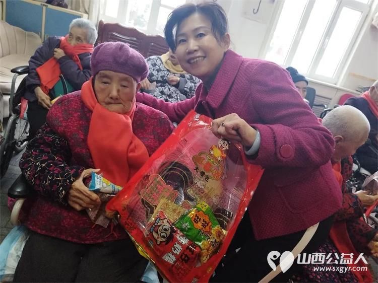 爱心慰问送福气喜气洋洋度新春 旺旺集团太原分公司志愿者团队走进源缘圆老年公寓为爷爷奶奶送来了旺旺大礼包 - 第5张 - 山西公益人 爱心慰问送福气喜气洋洋度新春 旺旺集团太原分公司志愿者团队走进源缘圆老年公寓为爷爷奶奶送来了旺旺大礼包 - 第5张