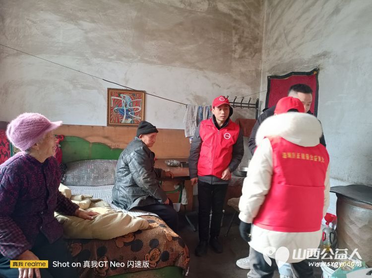 潞城区正能量公益协会开展节前走访慰问活动为生活困难老人们送去春节慰问品大米面衣服鞋等生活物资 - 第4张 - 山西公益人 潞城区正能量公益协会开展节前走访慰问活动为生活困难老人们送去春节慰问品大米面衣服鞋等生活物资 - 第4张