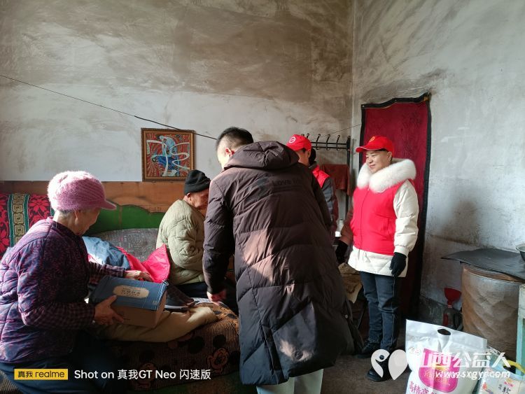 潞城区正能量公益协会开展节前走访慰问活动为生活困难老人们送去春节慰问品大米面衣服鞋等生活物资 - 第3张 - 山西公益人 潞城区正能量公益协会开展节前走访慰问活动为生活困难老人们送去春节慰问品大米面衣服鞋等生活物资 - 第3张
