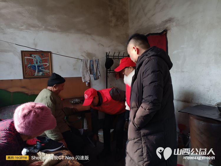 潞城区正能量公益协会开展节前走访慰问活动为生活困难老人们送去春节慰问品大米面衣服鞋等生活物资 - 第2张 - 山西公益人 潞城区正能量公益协会开展节前走访慰问活动为生活困难老人们送去春节慰问品大米面衣服鞋等生活物资 - 第2张