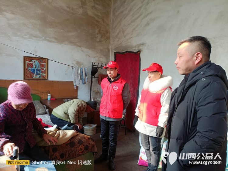 潞城区正能量公益协会开展节前走访慰问活动为生活困难老人们送去春节慰问品大米面衣服鞋等生活物资 - 第1张 - 山西公益人 潞城区正能量公益协会开展节前走访慰问活动为生活困难老人们送去春节慰问品大米面衣服鞋等生活物资 - 第1张