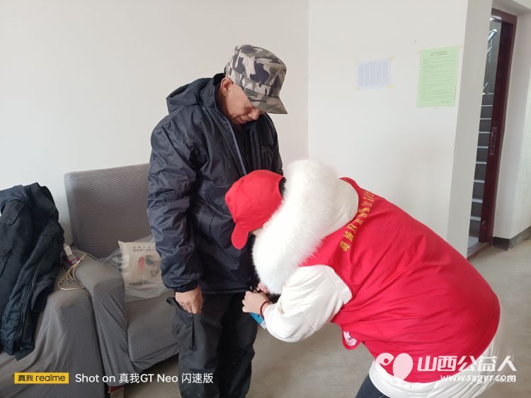 潞城区正能量公益协会开展节前走访慰问活动为生活困难老人们送去春节慰问品大米面衣服鞋等生活物资 - 第9张 - 山西公益人 潞城区正能量公益协会开展节前走访慰问活动为生活困难老人们送去春节慰问品大米面衣服鞋等生活物资 - 第9张