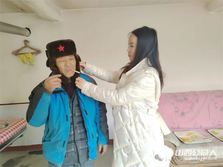 退役不忘从戎志礼送战友庆龙年忻州市退役军人创业就业孵化中心开展退役军人慰问活动送上了面油米等新春慰问品 - 第2张