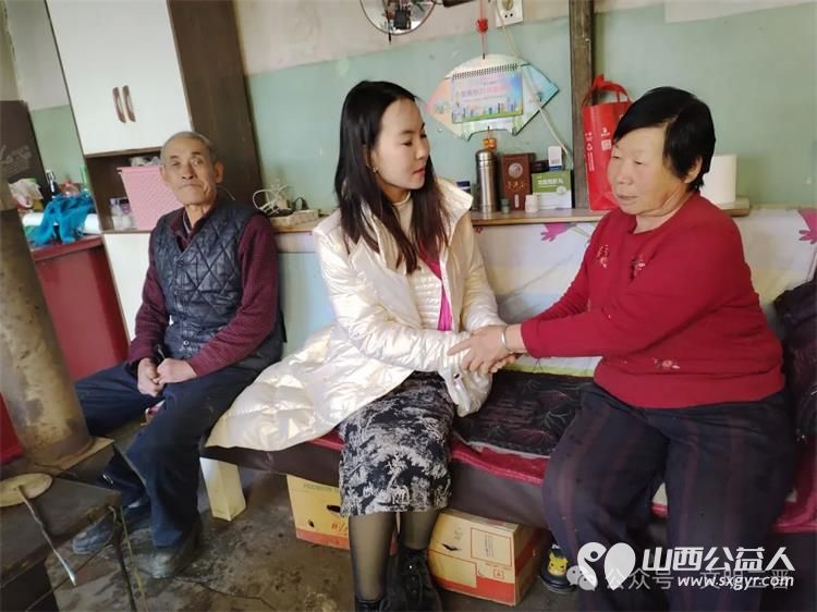 退役不忘从戎志礼送战友庆龙年忻州市退役军人创业就业孵化中心开展退役军人慰问活动送上了面油米等新春慰问品 - 第4张