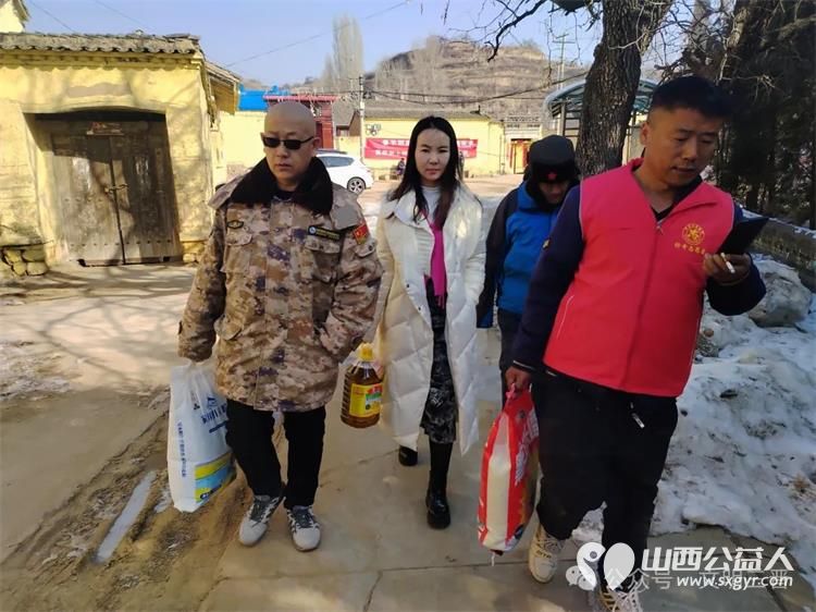 退役不忘从戎志礼送战友庆龙年忻州市退役军人创业就业孵化中心开展退役军人慰问活动送上了面油米等新春慰问品 - 第1张