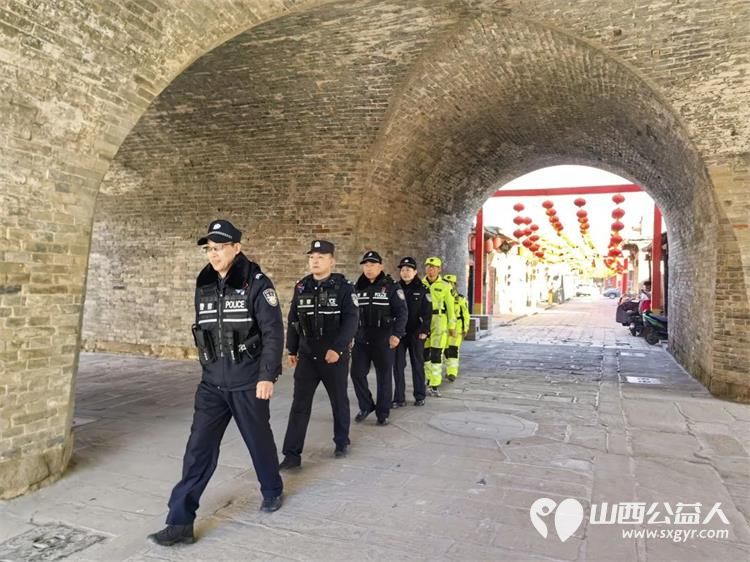 晋中市太谷区心连心志愿者协会配合公安局太谷分局明星派出所在太谷古城帮助引导游客、维护秩序 - 第2张 - 山西公益人 晋中市太谷区心连心志愿者协会配合公安局太谷分局明星派出所在太谷古城帮助引导游客、维护秩序 - 第2张